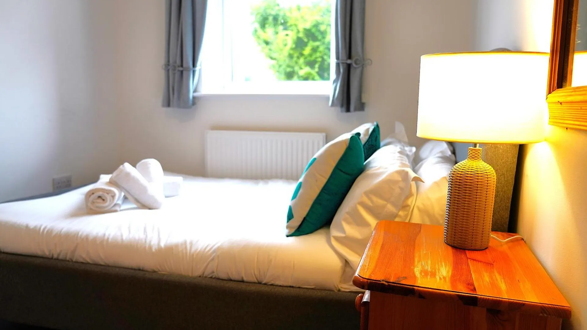 Holiday home Sleeps 10, Free Parking, Close To Science Park, King Size Bed Milton  United Kingdom