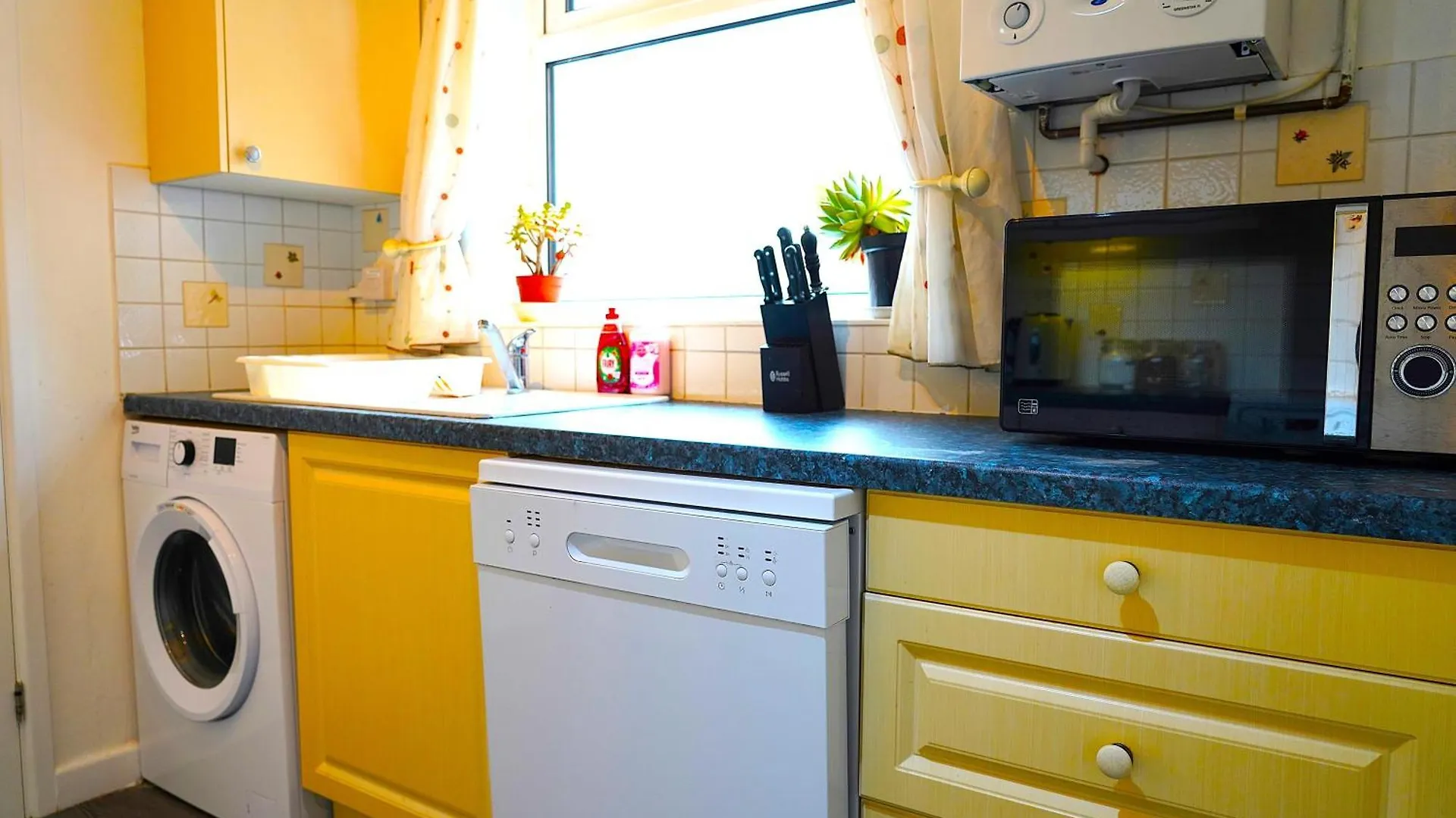 Holiday home Sleeps 10, Free Parking, Close To Science Park, King Size Bed Milton  United Kingdom